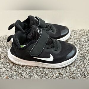 Nike Kids Black and White Sneakers Size 10c